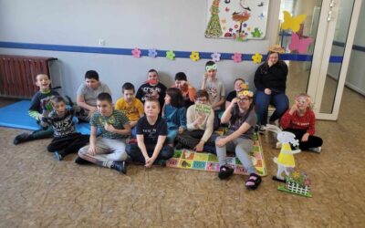 Pierwszy Dzień Wiosny w klasach młodszych połączony ze słuchaniem opowiadania o wiośnie w ramach akcji „Cała Polska czyta Dzieciom”